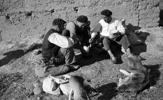 Imagen principal - Campesinos de Albalatee de Cinca, de Micaelis (arriba). La case de CNT en un edificio del centro de Barcelona (Michaelis) y una Iglesia convertida en carpintería, de kati Horna, 