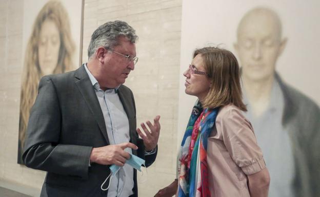 La directora General de Políticas Culturales, Inmaculada Martínez, y el director del Museo de Arte Contemporáneo de Castilla y León, Álvaro Rodríguez Fominaya, presentan la exposición 'Y.Z. Kami: De forma silenciosa / In a Silent Way' junto a su comisario, Steven Henry Madoff.