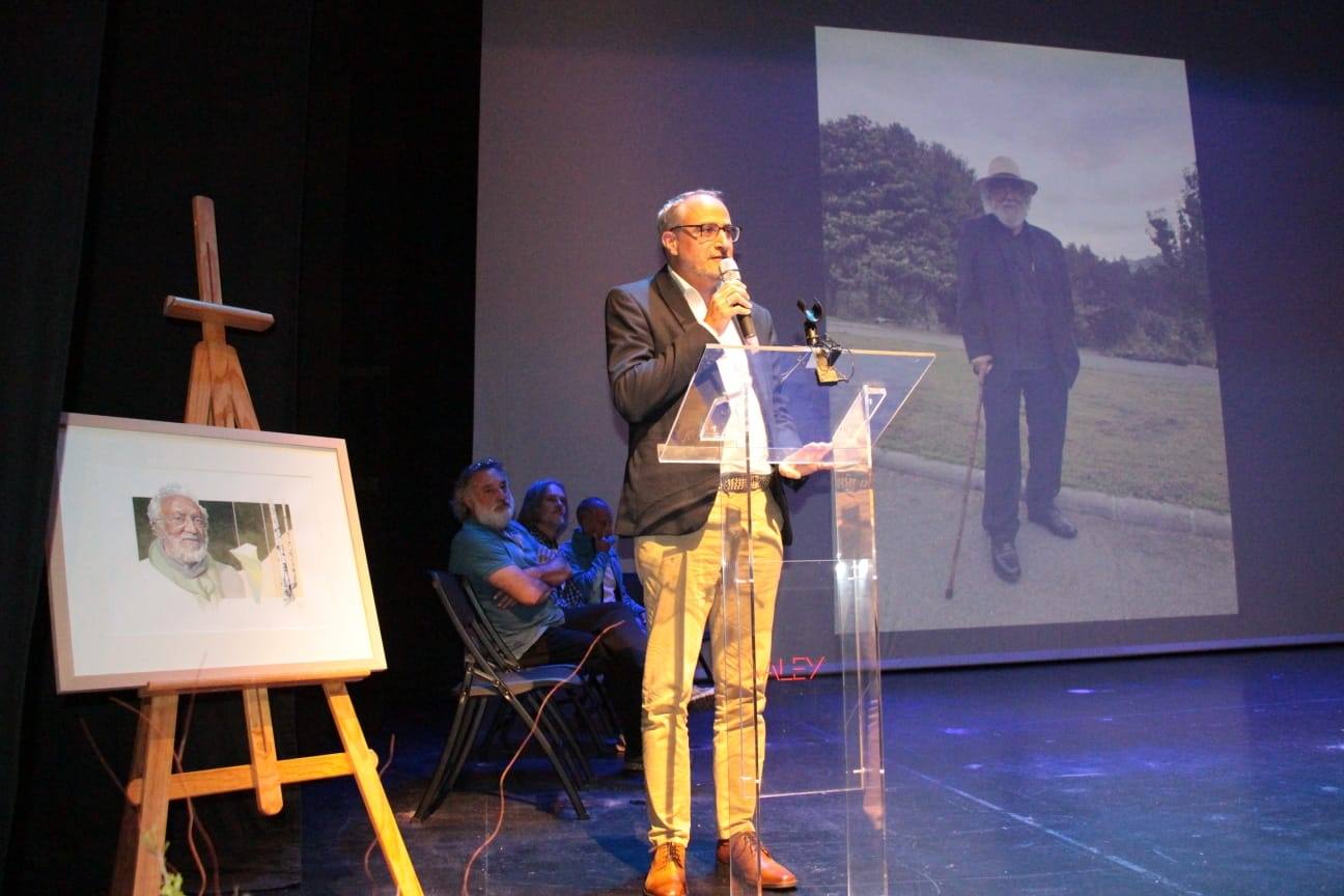 Ponferrada participó en Asturias en el homenaje póstumo a Fernando Fueyo, el pintor de la glicinia del Museo de la Radio.