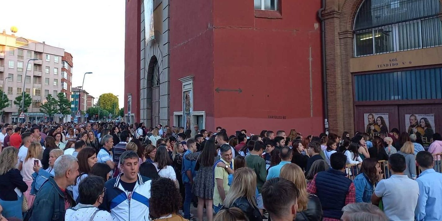 El concierto del grupo madrileño en el 'León Arena' cita a miles de personas en medio de un caos que se inició en la apertura de puertas con más de dos horas de retraso. El concierto, programado para las nueve de la noche comenzó pasadas las once con innumerables problemas técnicos. 