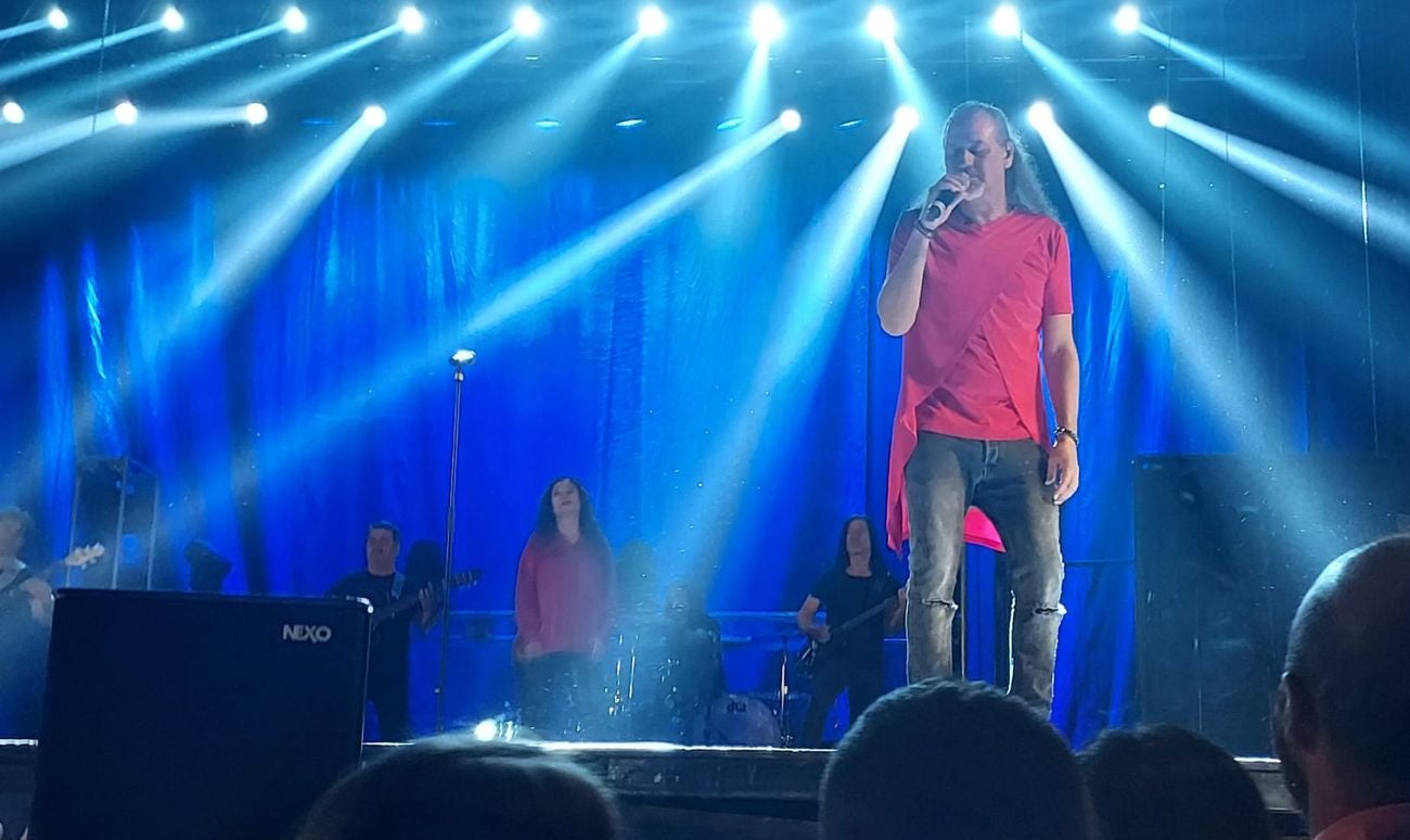 El concierto del grupo madrileño en el 'León Arena' cita a miles de personas en medio de un caos que se inició en la apertura de puertas con más de dos horas de retraso. El concierto, programado para las nueve de la noche comenzó pasadas las once con innumerables problemas técnicos. 