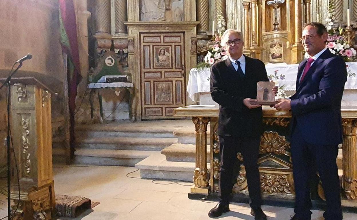 El alcalde de Mansilla Mayor, José Alberto Martínez, entrega el premio Sandoval 2022 al arquitecto Ramón Cañas. 