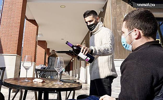 La hostelería asegura no encontrar camareros y piden que se les deje de criminalizar y tachar de sector precario.