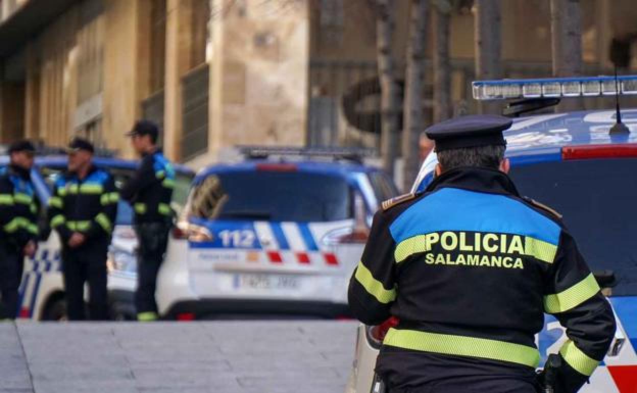 La Policía Local de Salamanca durante una actuación.