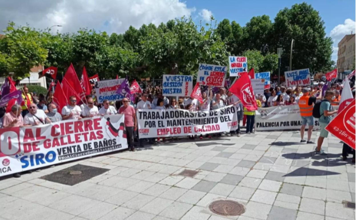 Los vecinos de la localidad palentina de Venta de Baños desbordaron hoy la Plaza de la Constitución en la primera manifestación de protesta tras el anuncio realizado por Cerealto Siro Foods 