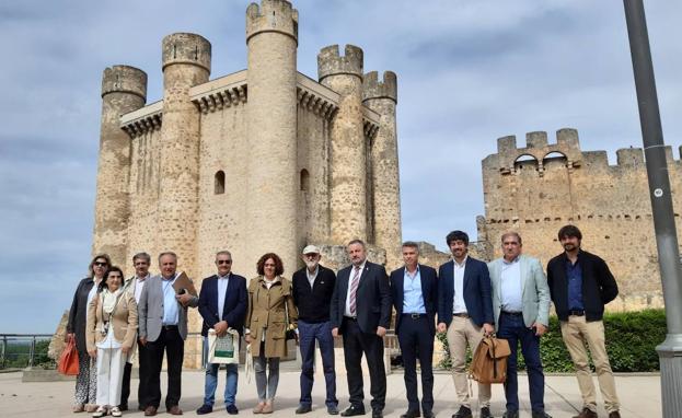 El castillo se asienta sobre una terraza en la margen izquierda del Esla, río que desde siglos atrás erosiona el escarpe con serio riesgo de derrumbe.
