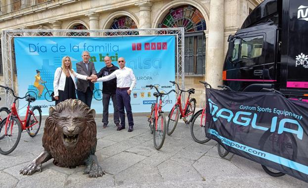 Galería. Un instante de la entrega de las bicicletas solidarias ante el Ayuntamiento de León. 