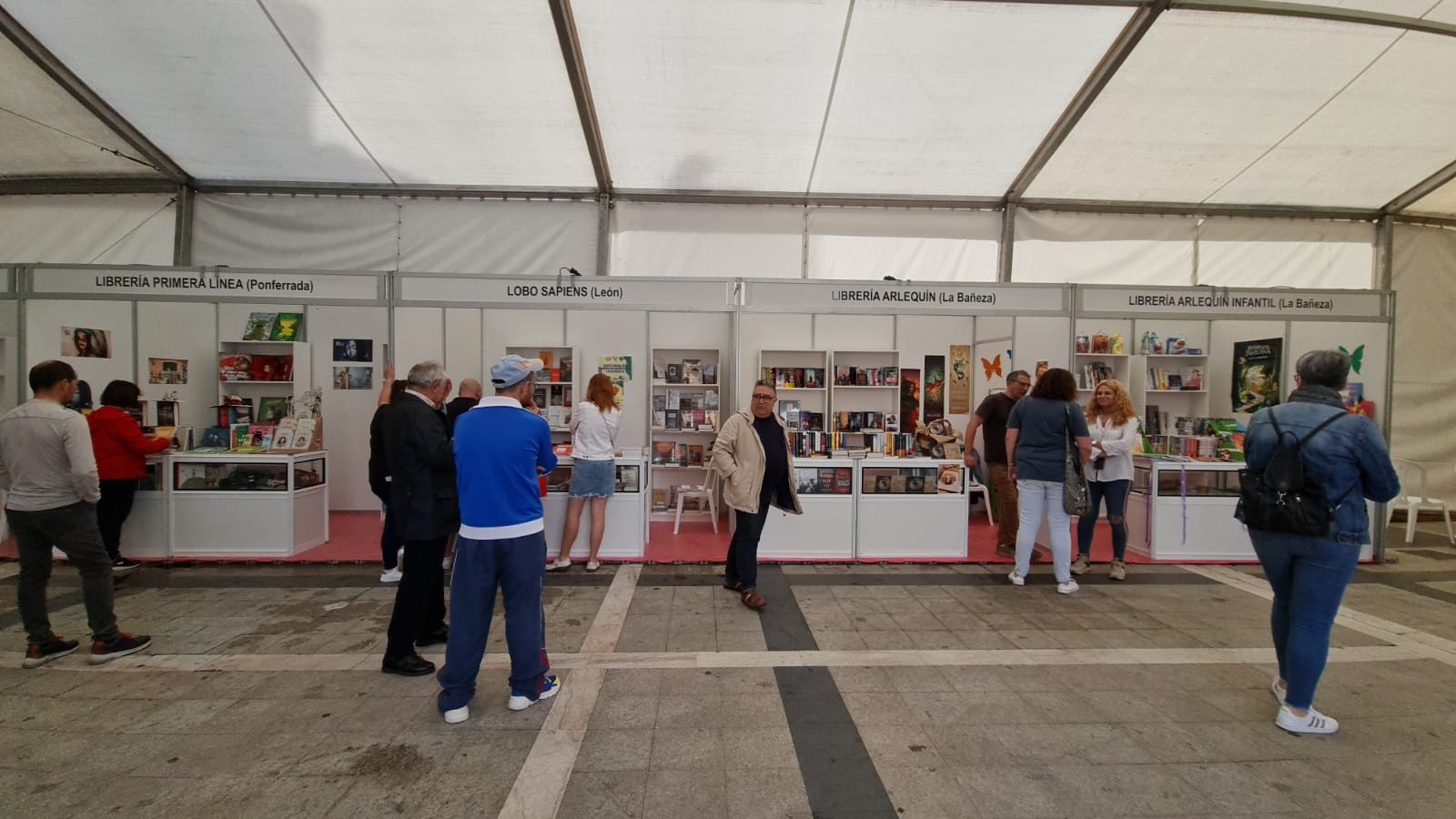Fotos: Feria del Libro en La Bañeza