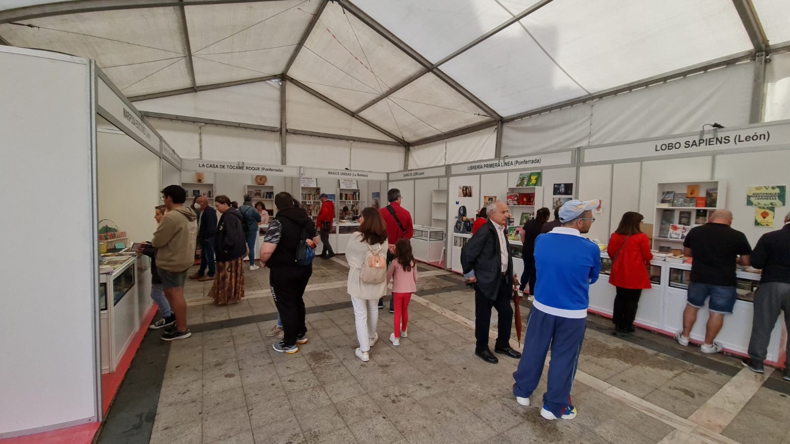 Fotos: Feria del Libro en La Bañeza