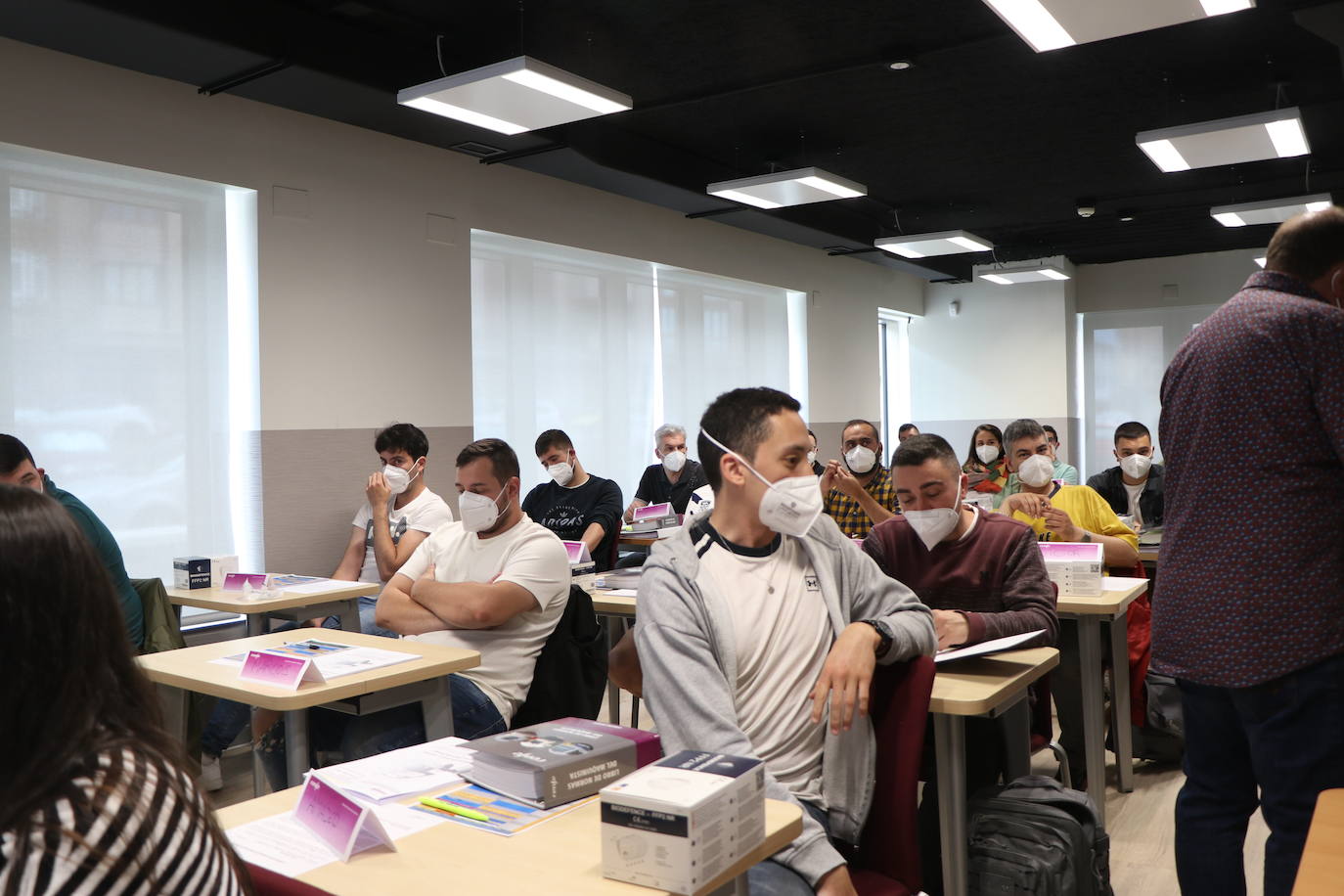 Un formador instruye a uno de sus alumnos en la Escuela de Maquinista de Renfe.