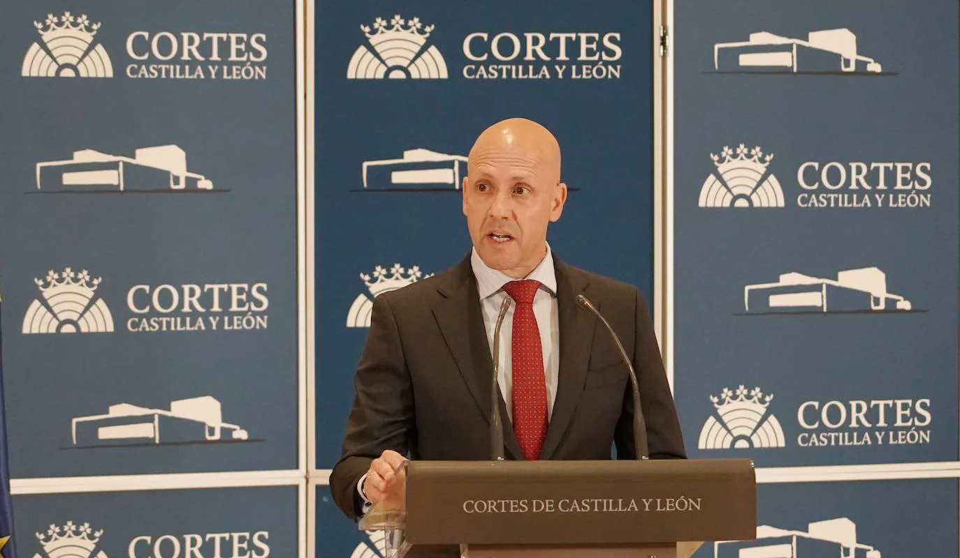 El portavoz del Grupo de Vox en las Cortes, Carlos Menéndez, repasa en una rueda de prensa la actualidad parlamentaria.