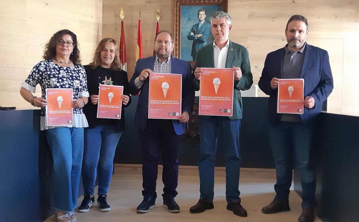 Presentación del nuevo curso de verano de la UNED, en La Bañeza.