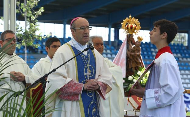 Galería. El obispo de Astorga, Jesús Fernández, ofició la misa en memoria del os integrantes y socios de la Deportiva fallecidos.