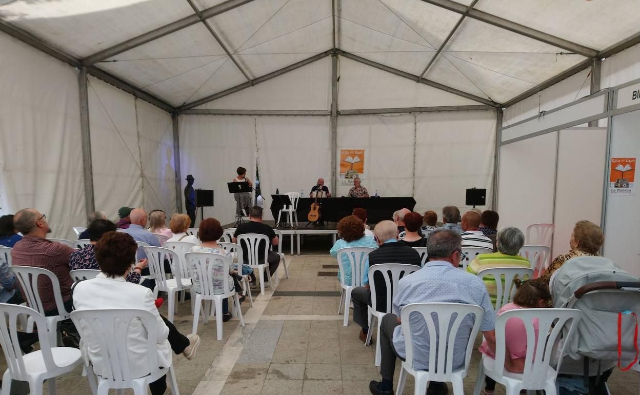 La carpa ubicada en la Plaza Mayor de La Bañeza fue el 'epicentro' de esta XVIII Feria del Libro.