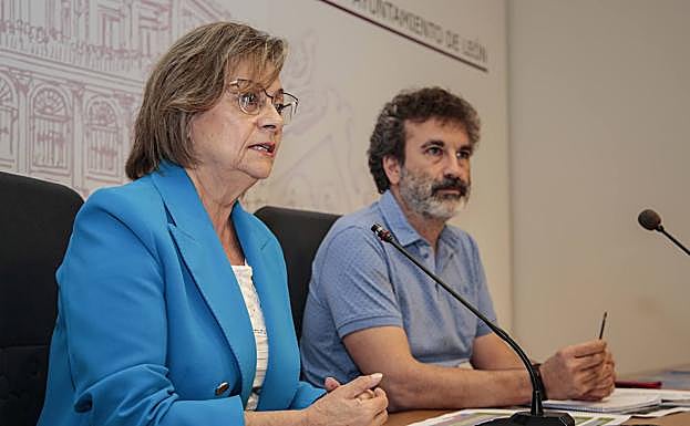 La concejala de Acción y Promoción Cultural, Evelia Fernández y el técnico municipal, Óskar Álvarez, presentan la programación de las Fiestas de San Juan y San Pedro