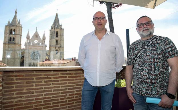 Presentación de la nueva junta directiva de la Asociación de Hostelería de León. en la imagen, el nuevo presidente, Óscar García (D) junto al presidente saliente, Martín Méndez 