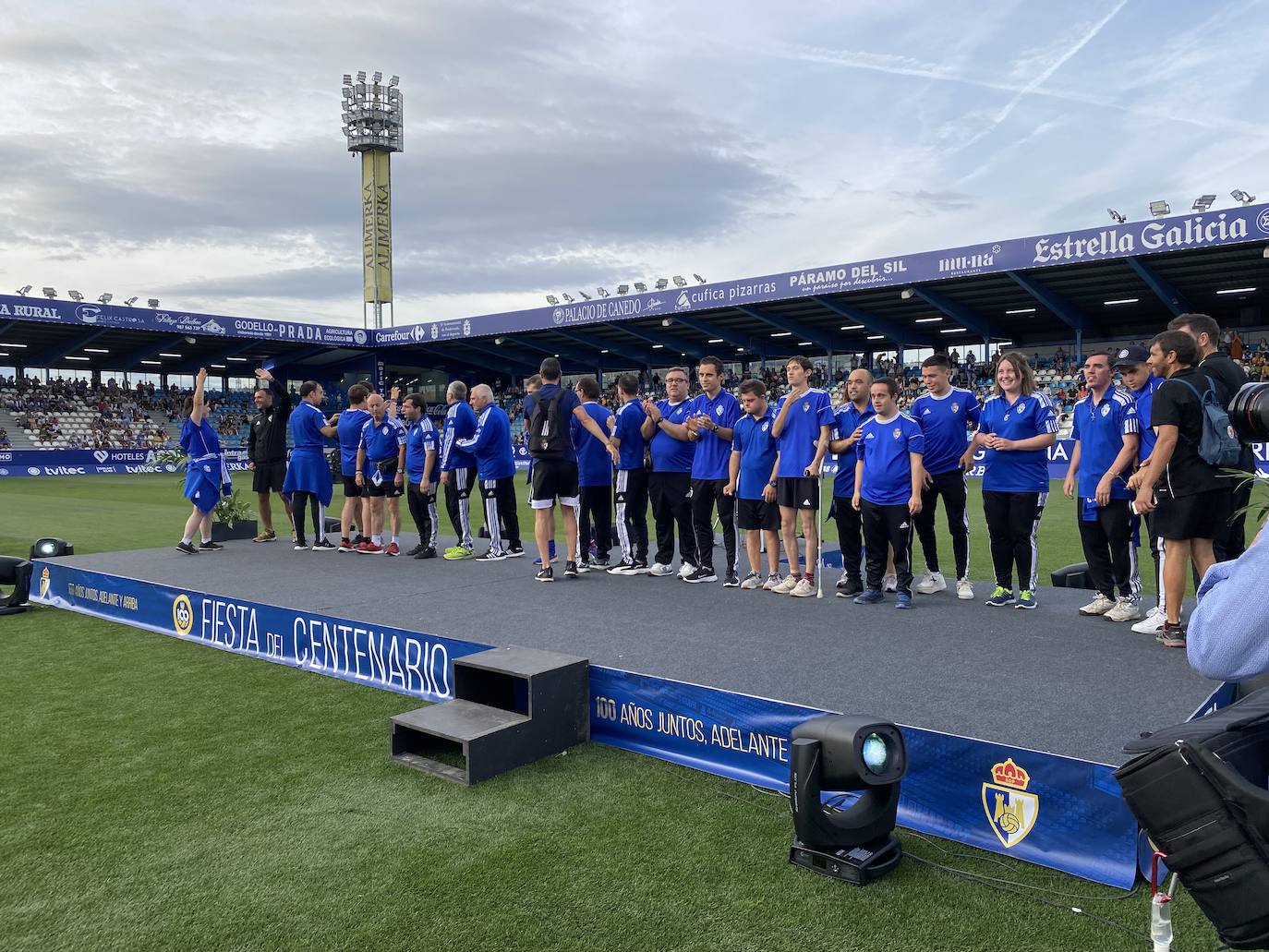 La SD Ponferradina celebra una gran fiesta en el estadio de El Toralín para conmemorar sus cien años de vida. 