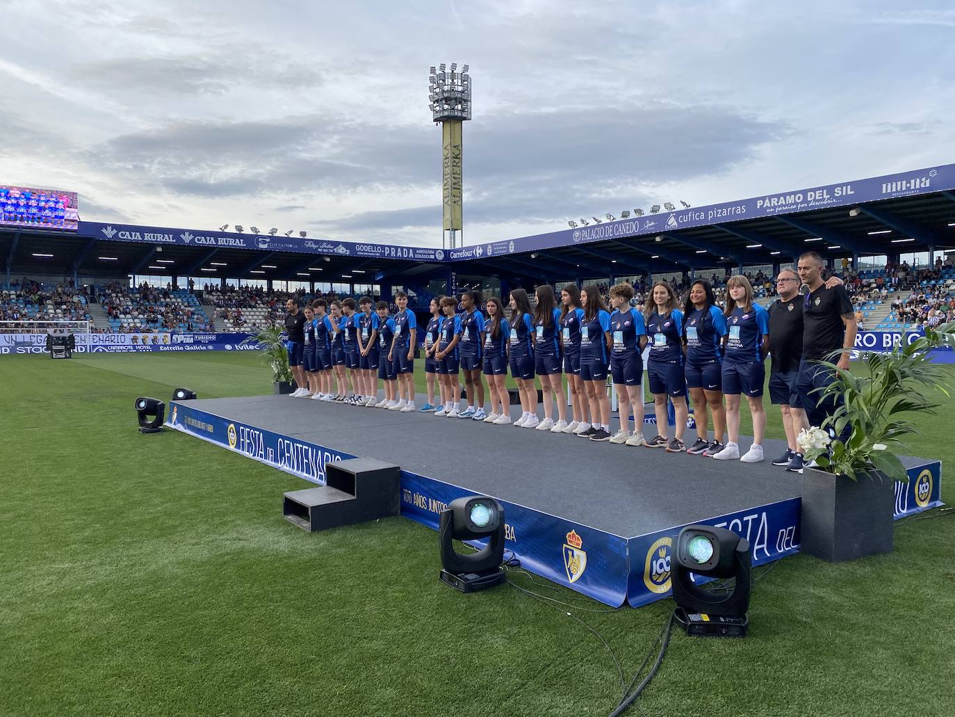 La SD Ponferradina celebra una gran fiesta en el estadio de El Toralín para conmemorar sus cien años de vida. 