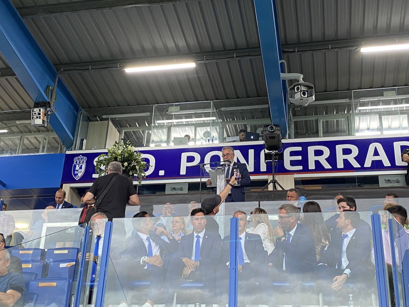 La SD Ponferradina celebra una gran fiesta en el estadio de El Toralín para conmemorar sus cien años de vida. 