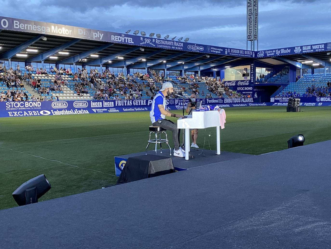 La SD Ponferradina celebra una gran fiesta en el estadio de El Toralín para conmemorar sus cien años de vida. 