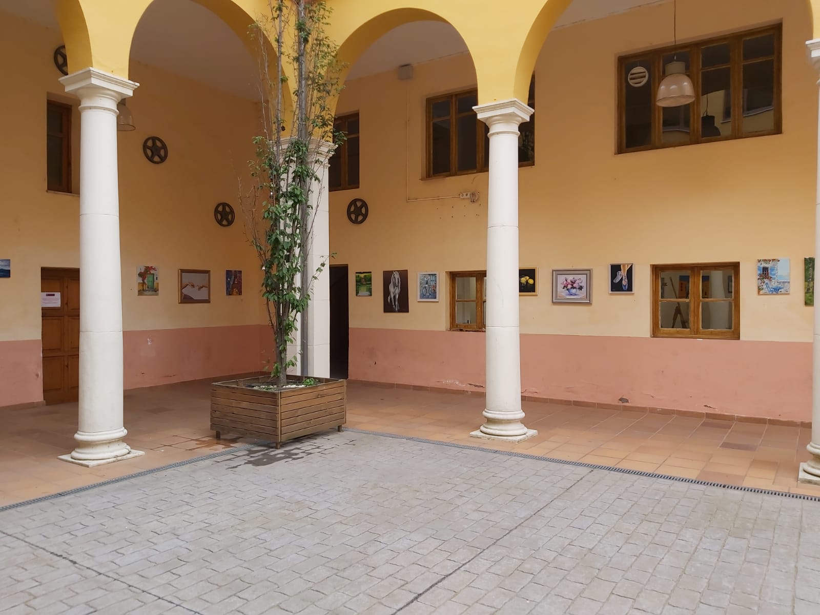 Los alumnos de la Escuela de Pintura del Recreo exponen en el Patio de su sede social en San Marcelo