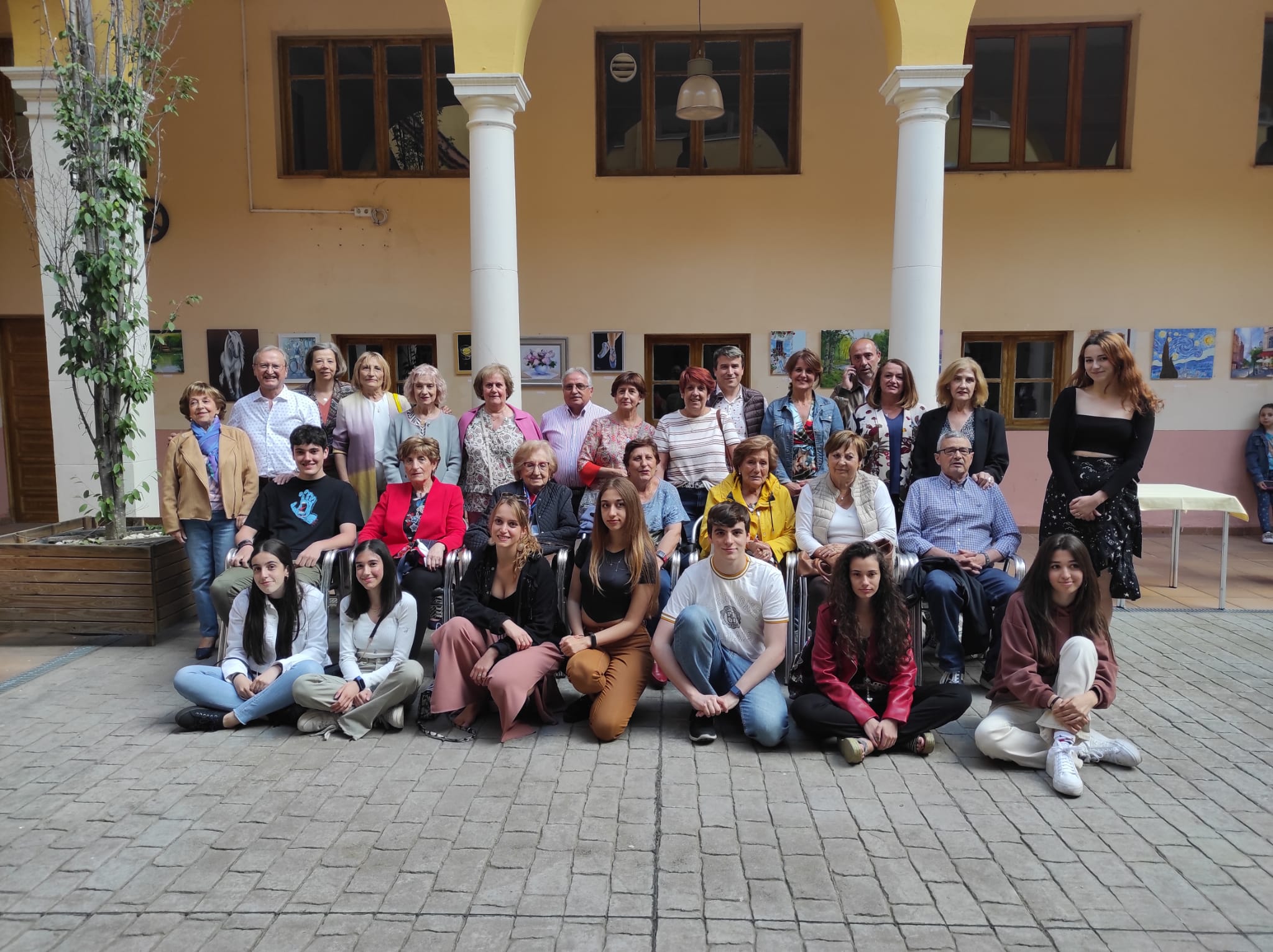 Los alumnos de la Escuela de Pintura del Recreo exponen en el Patio de su sede social en San Marcelo