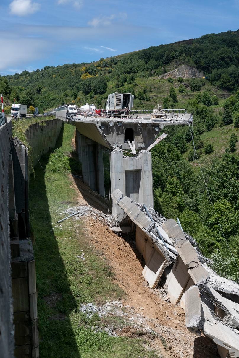 Derrumbe de parte del viaducto del Castro en el municipio de Vega de Valcarce.
