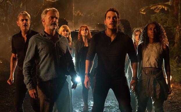 Chris Pratt junto a Jeff Goldblum, Sam Neill, Laura Dern, Bryce Dallas Howard, Isabella Sermon y DeWanda Wise en 'Jurassic World: Dominion'.