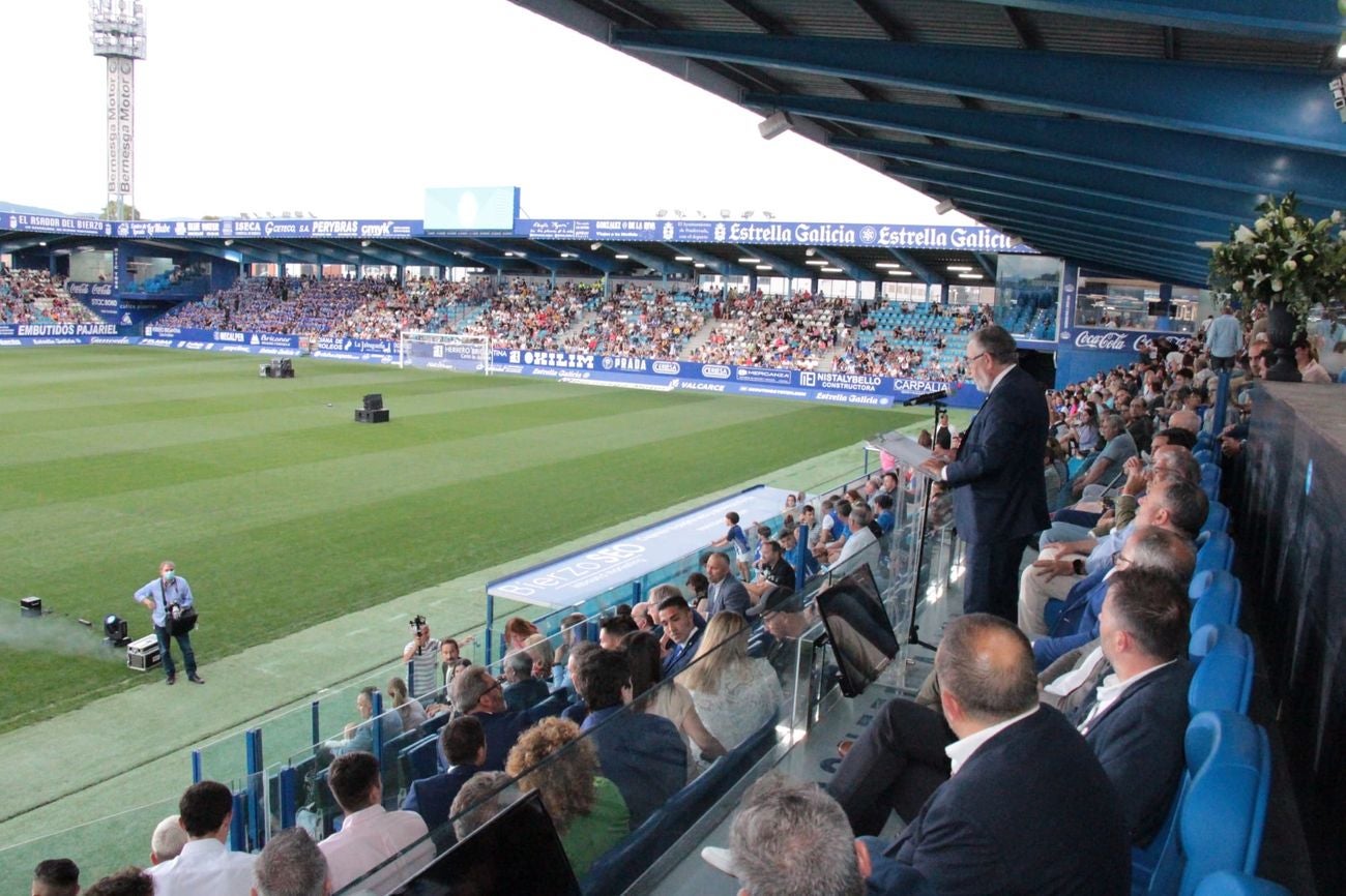 La SD Ponferradina celebra una gran fiesta en el estadio de El Toralín para conmemorar sus cien años de vida. 