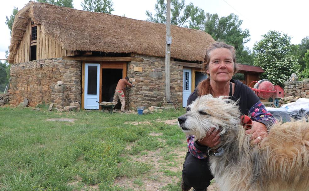 Andy posa junto a sus animales en la finca que está transformando en un pajar ecoformativo en la localidad maragata.