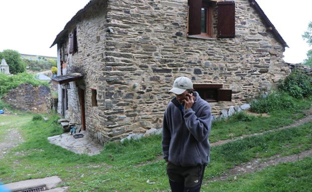 Galería. Un vecino de Prada de la Sierra, que denunció la imposibilidad de registrarse como vecino de la localidad, habla por teléfono frente a su casa.