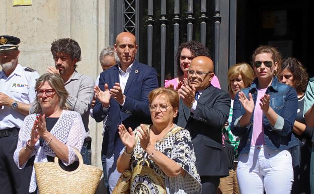 Imagen. Minuto de silencio en León por el asesinato de una mujer en Soria. 