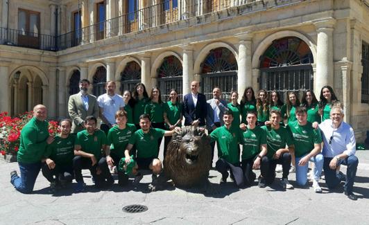 El alcalde de León, José Antonio Diez, acompañado del concejal de Deportes, Vicente Canuria, en la recepción a las atletas del Sprint.