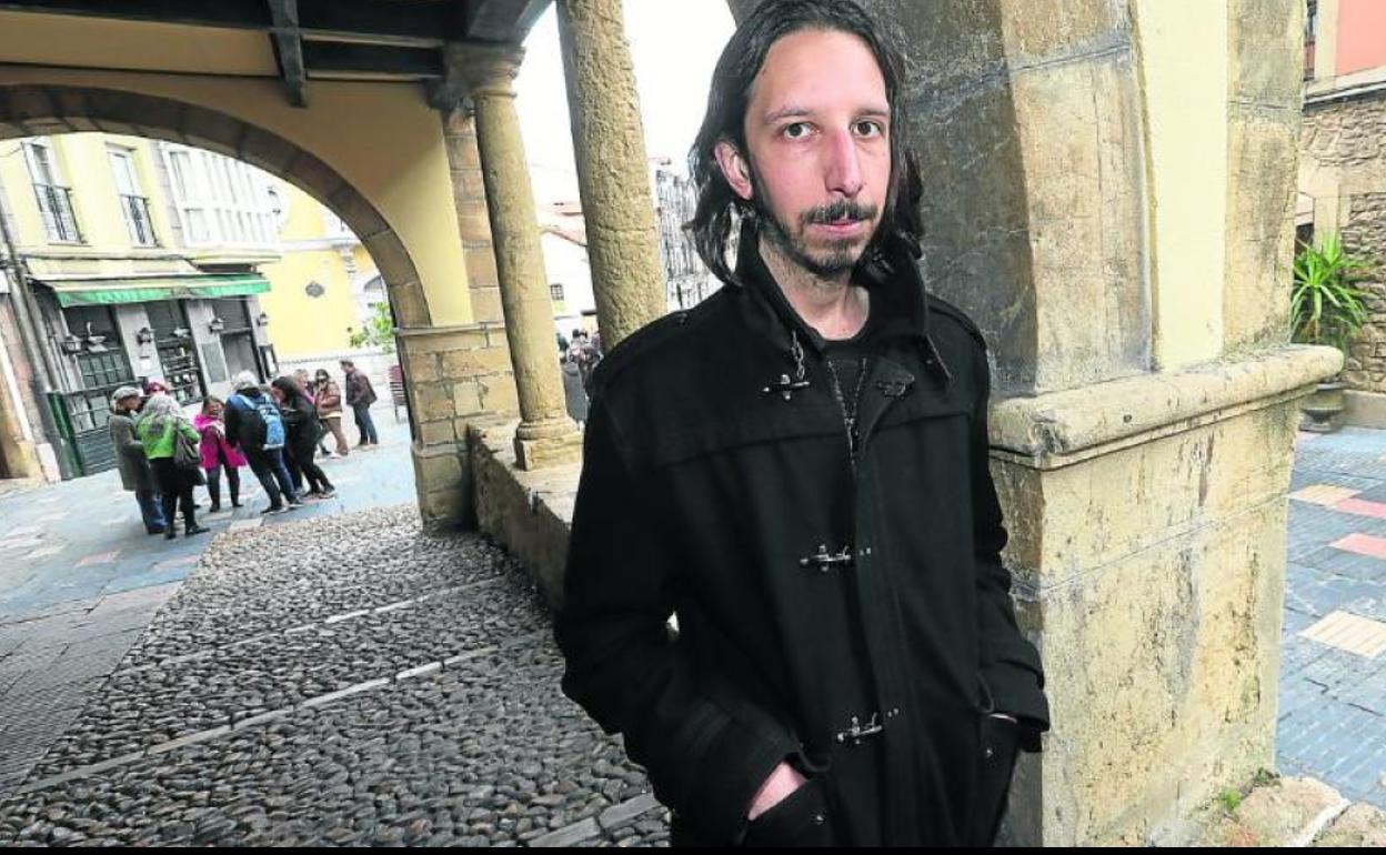 El cantautor asturiano Alberto Sastre, en Avilés.