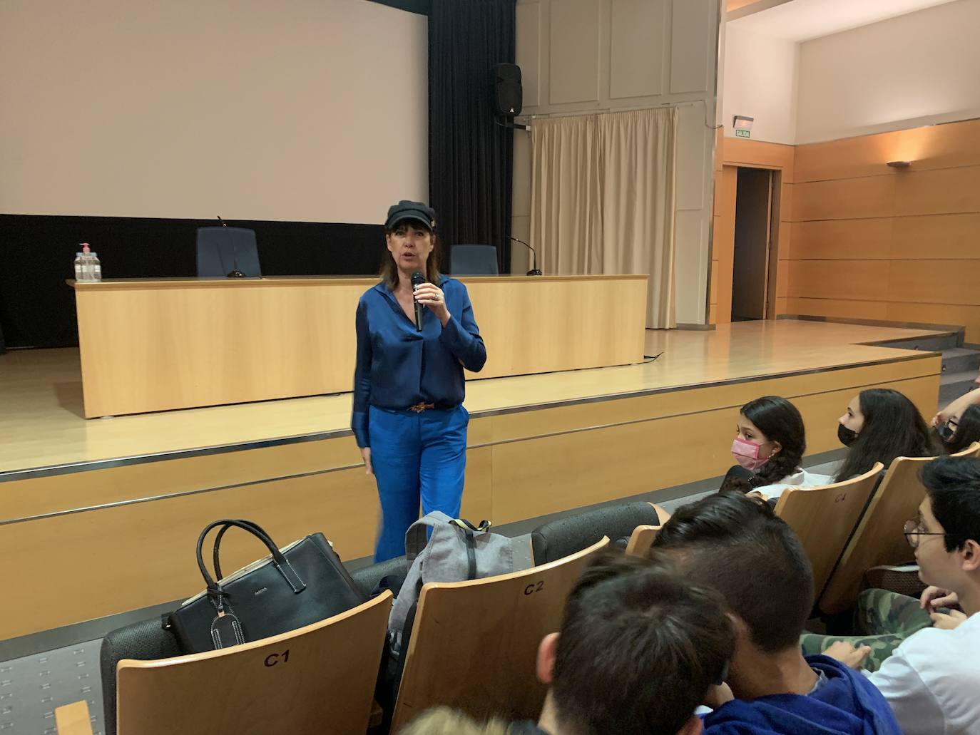 La periodista y directora Mabel Lozano impartió un taller a alumnos de dos institutos de Ponferrada.