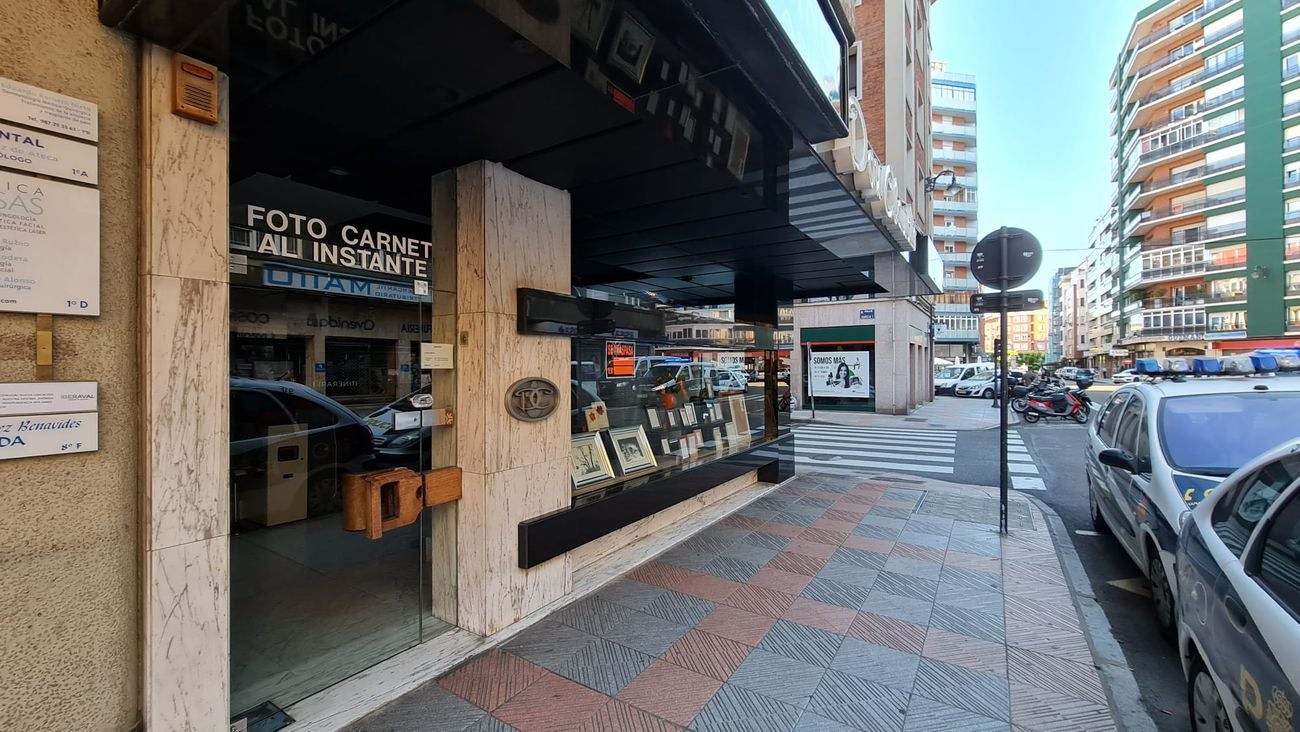 Un clásico del comercio leonés busca nuevo propietario. 'Don Claudio', dedicado a la fotografía y el regalo, suma 40 años de historia en paralelo a la ciudad. «Ha llegado el momento de dar paso a jóvenes con inquietud y ganas de trabajar», asegura Manuela Huerga. 