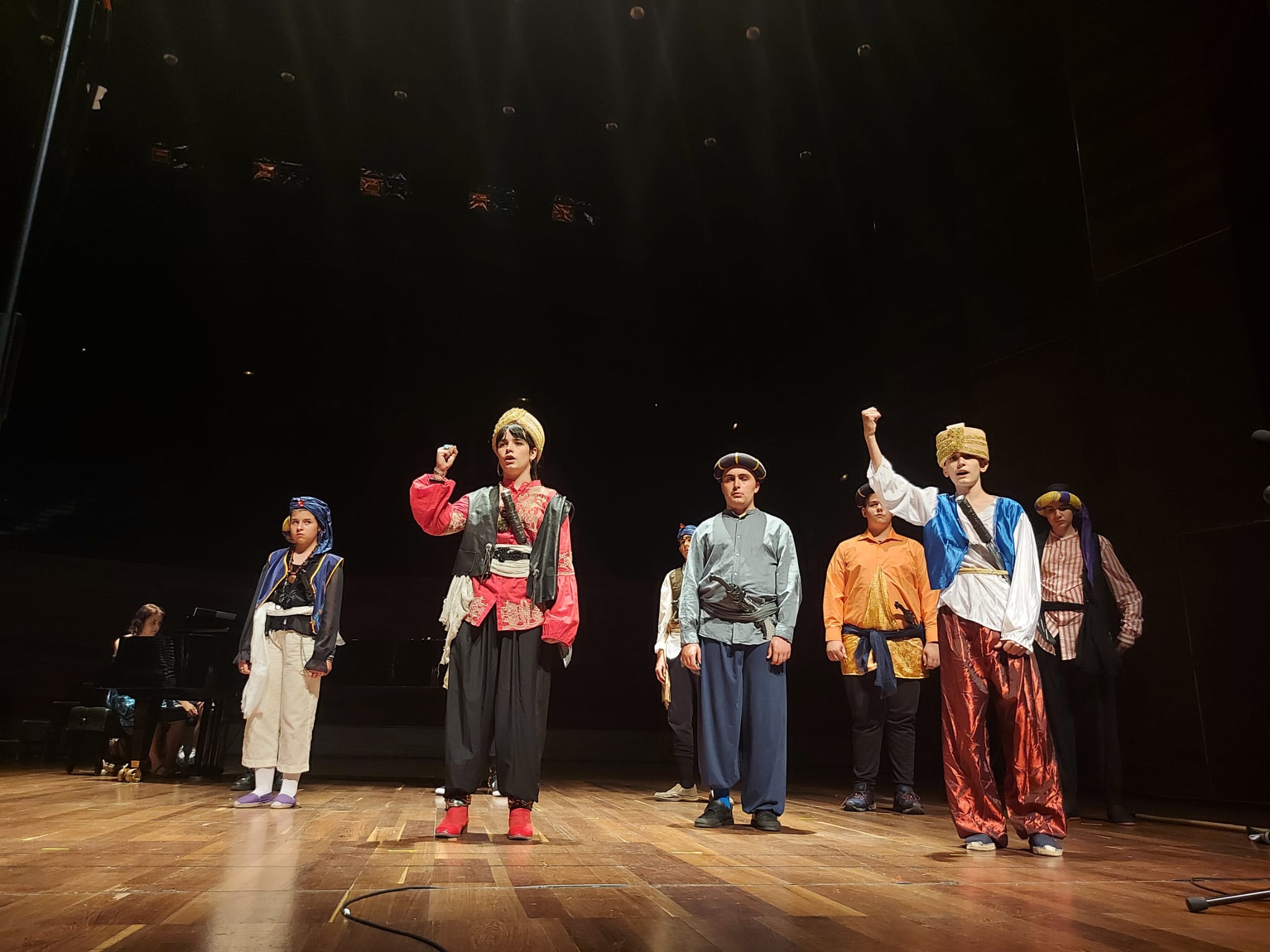 El Auditorio de León acoge la ópera infantil The Golden Vanity. Esta producción de la Escuela Municipal de Música tendrá lugar este sábado a las 20.30 horas. En las imágenes, los ensayos realizados este viernes. 