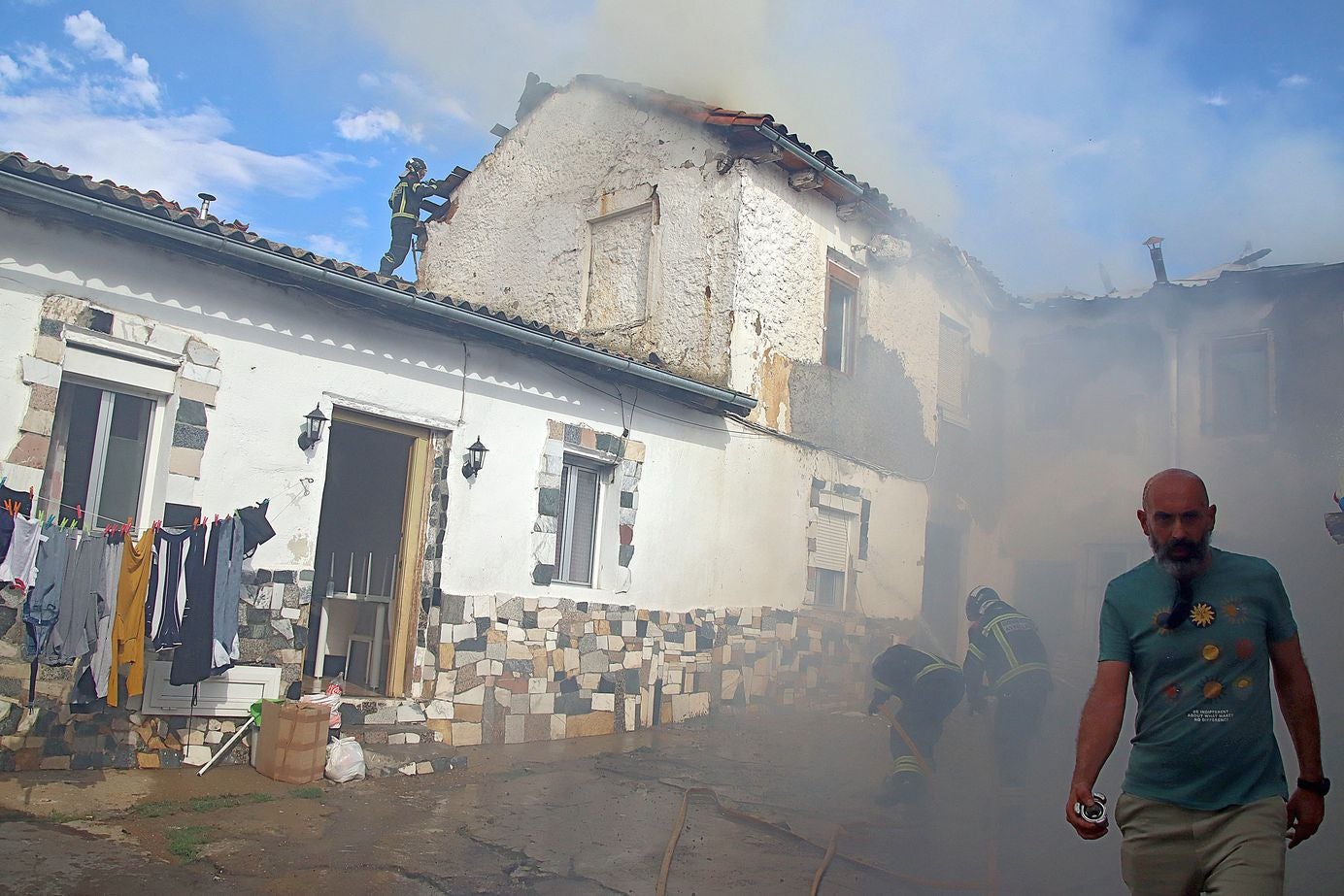 Un virulento incendio provocado por la quema de rastrojo daña una vivienda en Puente Castro y alarma a la barriada. El autor quema ha sido detenido. Las llamas avanzaron de forma incontrolada hasta alcanzar un inmueble situado en la calle Victoriano Diez. Efectivos de Bomberos y de la Policía Local y Nacional intervienen en el lugar. 