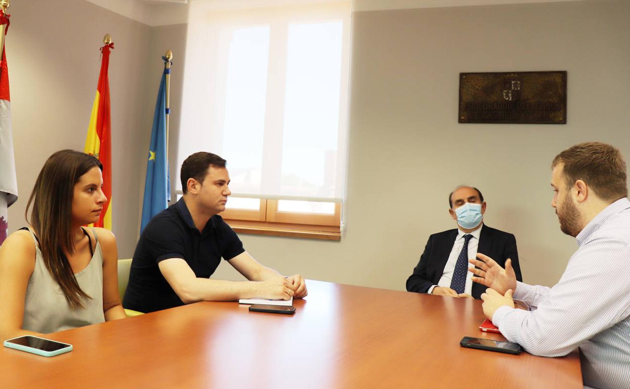 El secretario general del PSOE de Sahagún, Álvaro Lora, junto al secretario provincial socialista, Javier Alfonso Cendón y la secretaria de Organización, Nuria Rubio, mantuvieron un encuentro con el Procurador del Común, Tomás Quintana.