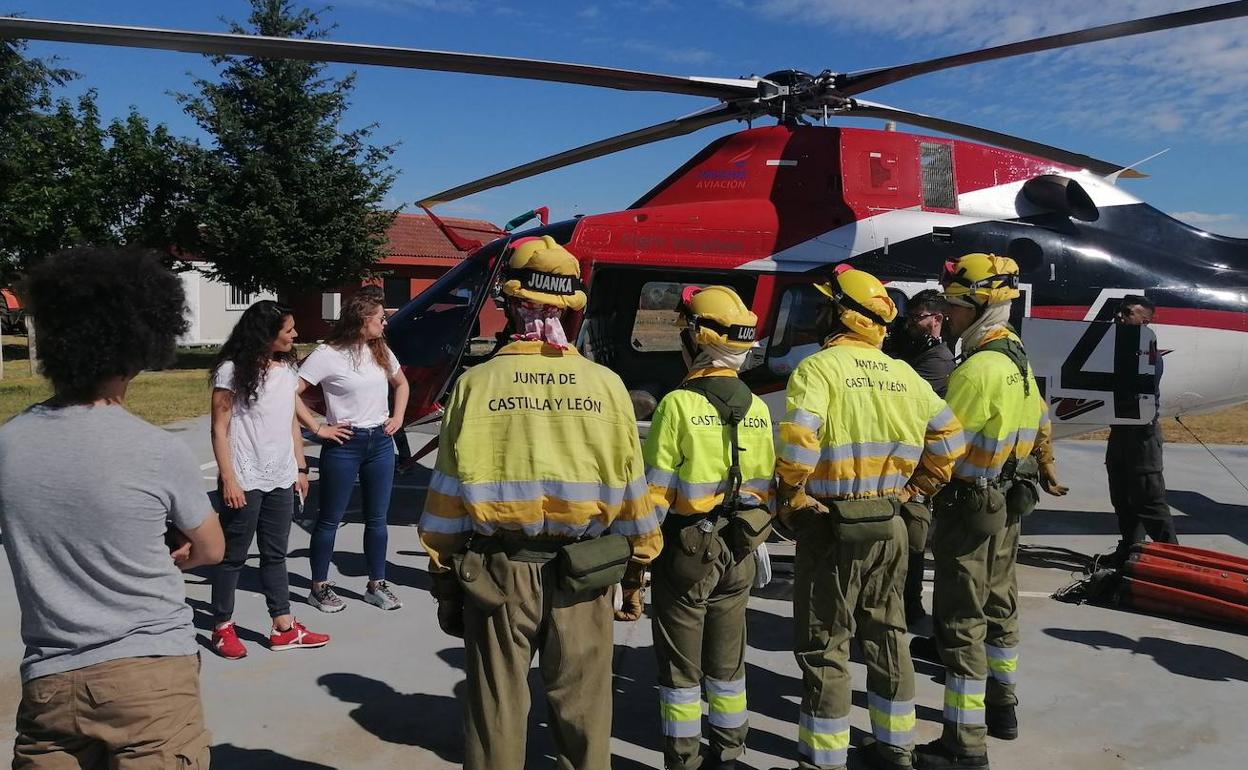 Visita de la delegada de la Junta a la base de Sahechores. 