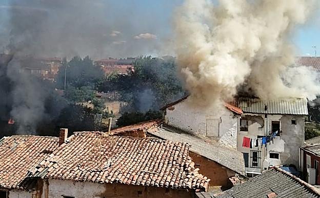 Imagen del incendio en sus primeros mometnos visto desde una vivienda próxima. 