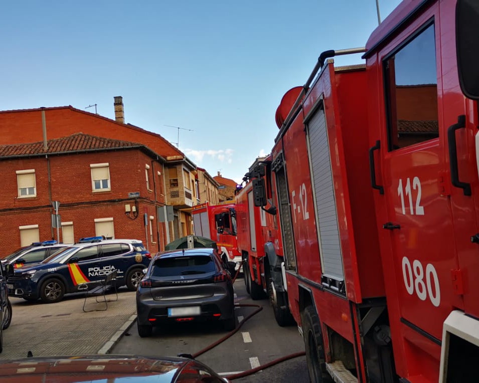Un virulento incendio provocado por la quema de rastrojo daña una vivienda en Puente Castro y alarma a la barriada. El autor quema ha sido detenido. Las llamas avanzaron de forma incontrolada hasta alcanzar un inmueble situado en la calle Victoriano Diez. Efectivos de Bomberos y de la Policía Local y Nacional intervienen en el lugar. 