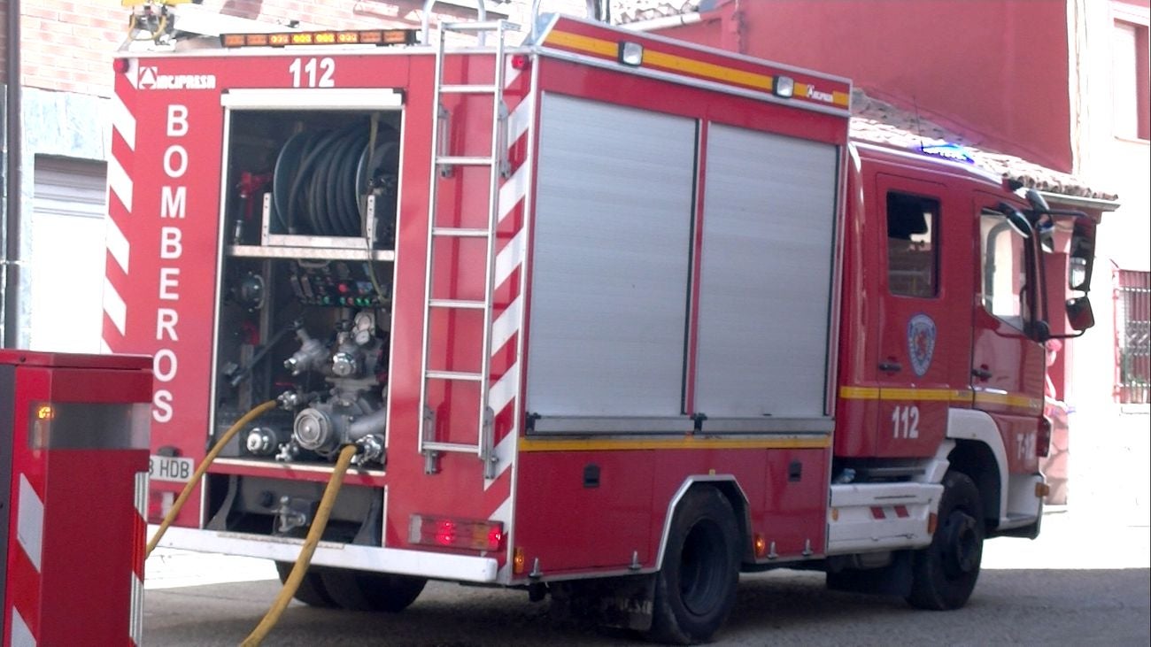 Un virulento incendio provocado por la quema de rastrojo daña una vivienda en Puente Castro y alarma a la barriada. El autor quema ha sido detenido. Las llamas avanzaron de forma incontrolada hasta alcanzar un inmueble situado en la calle Victoriano Diez. Efectivos de Bomberos y de la Policía Local y Nacional intervienen en el lugar. 