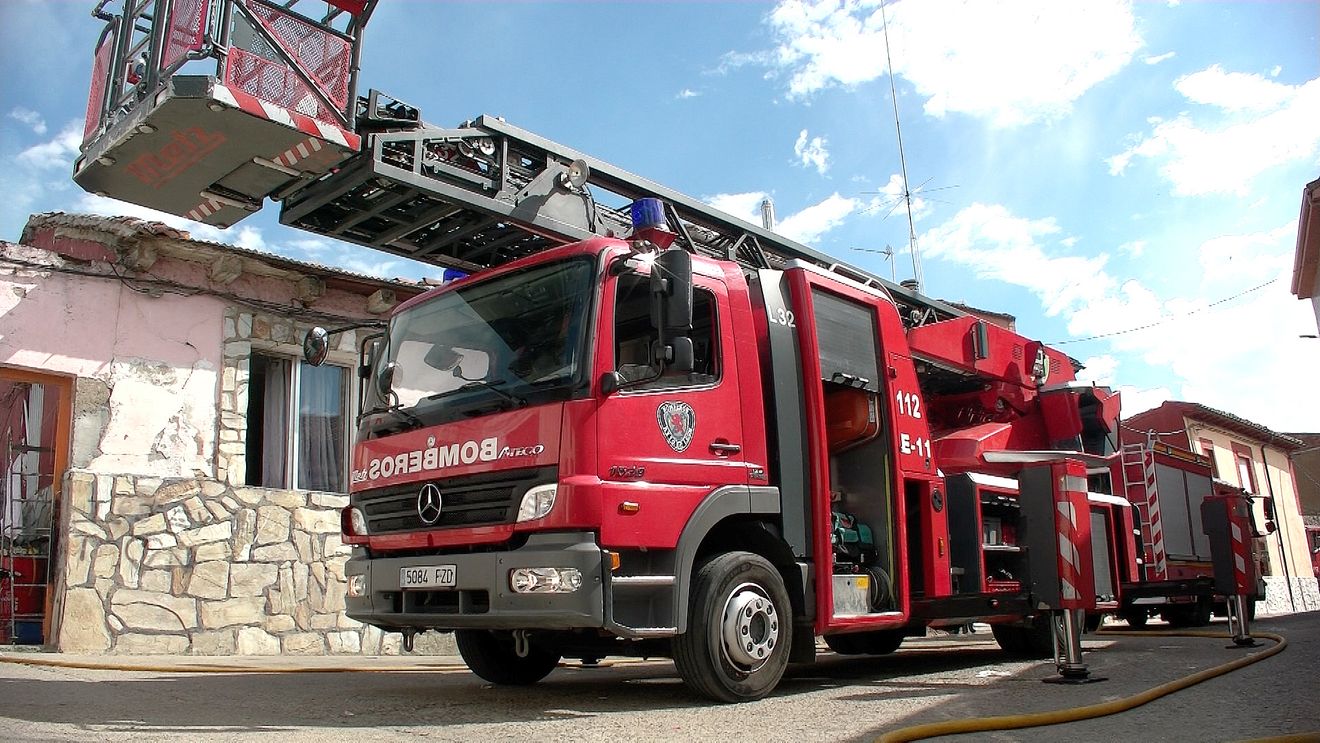 Un virulento incendio provocado por la quema de rastrojo daña una vivienda en Puente Castro y alarma a la barriada. El autor quema ha sido detenido. Las llamas avanzaron de forma incontrolada hasta alcanzar un inmueble situado en la calle Victoriano Diez. Efectivos de Bomberos y de la Policía Local y Nacional intervienen en el lugar. 