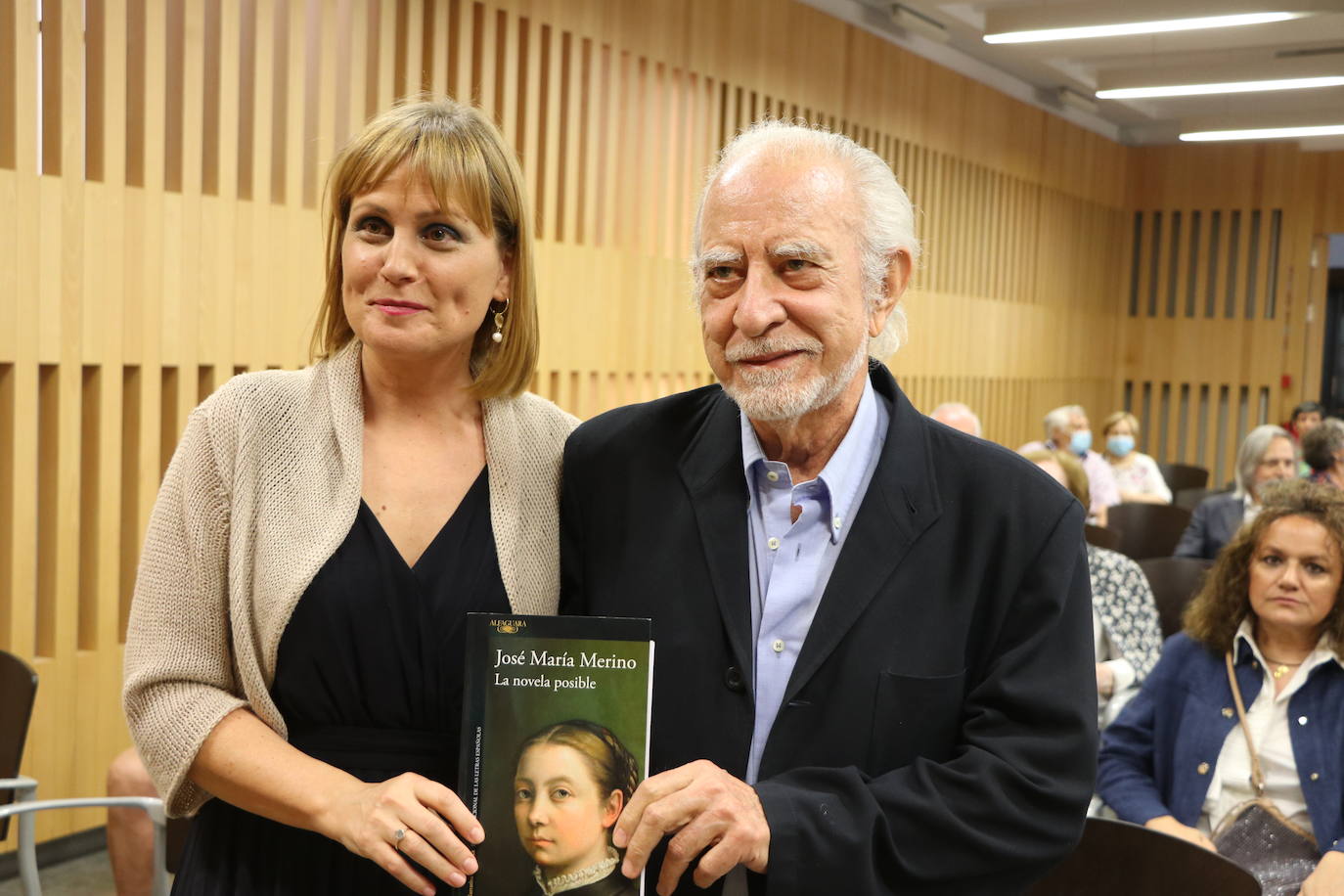 El escritor leonés presenta en la Fundación Sierra Pambley su último trabajo en el que repasa la vida de la pintora de la corte de Felipe II | En la presentación le ha acompañado Natalia Álvarez con la que ha desgranado cómo fue escribir la novela durante el confinamiento.