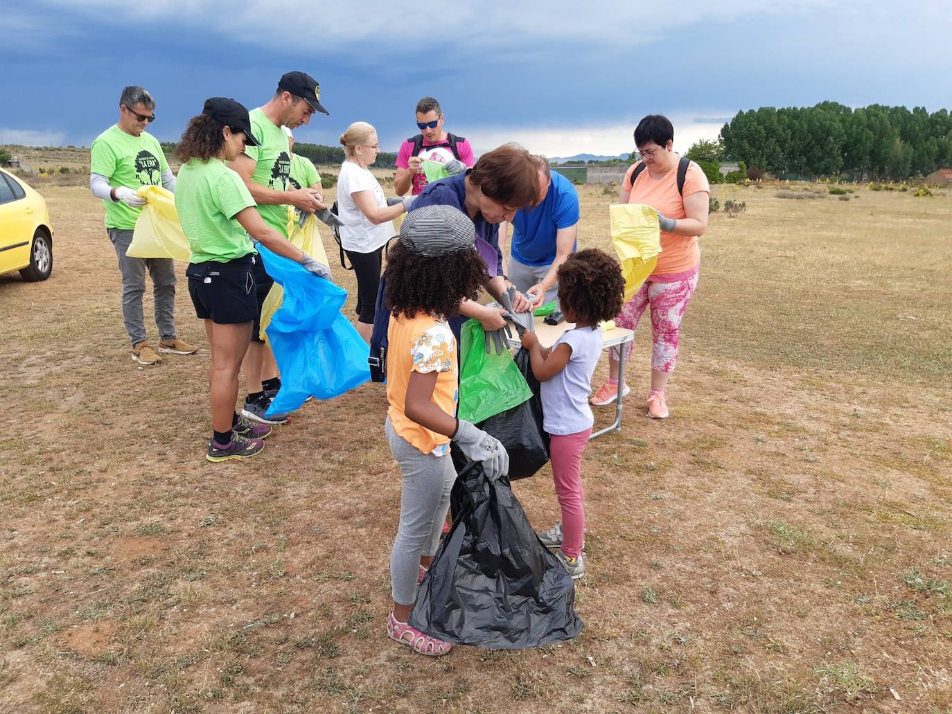 La alcaldesa de San Andrés del Rabanedo, Camino Cabañas, y el concejal de Medio Ambiente, Manuel Ángel García Aller se suman a la campaña.