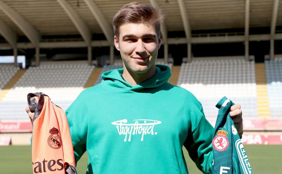 Fran González posa con las camisetas de los dos clubes de su vida, Cultural y Real Madrid.