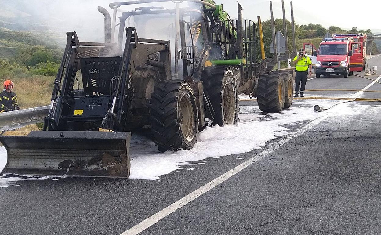 El tractor quedó totalmente calcinado tras el incendio ocasionado este viernes.