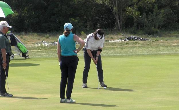 Una de las participantes en este torneo de Golf organizado por Soltra. 