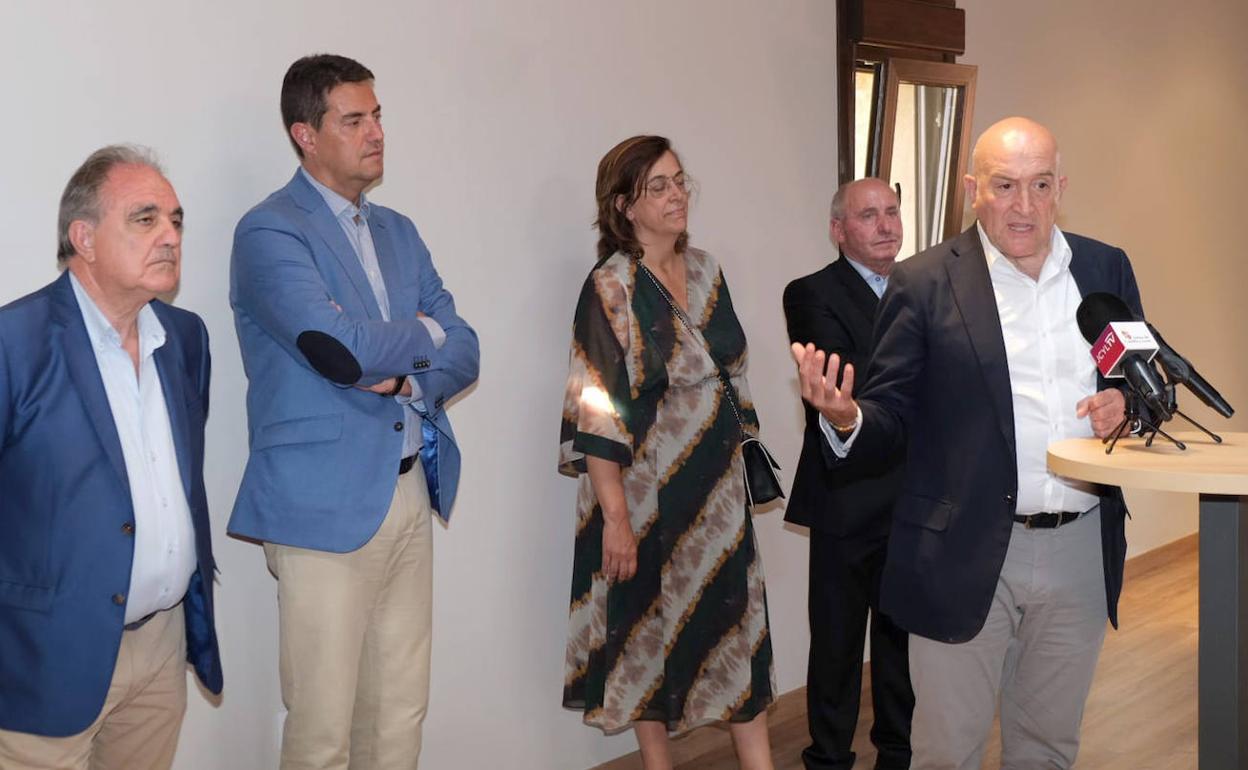 El consejero de la Presidencia, Jesús Julio Carnero, inaugura la nueva Casa Consistorial tras la rehabilitación del antiguo Palacio de los Reinoso, en Autillo de Campos (Palencia).